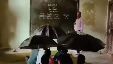 سیونی ضلع کی اسکول کی ٹپکتی چھت کے نیچے بچے چھتری لے کر پڑھنے پر مجبور