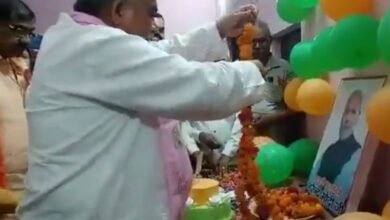 ویڈیو: بی جے پی وزیر نے مودی کی تصویر پر پھول مالا چڑھادی