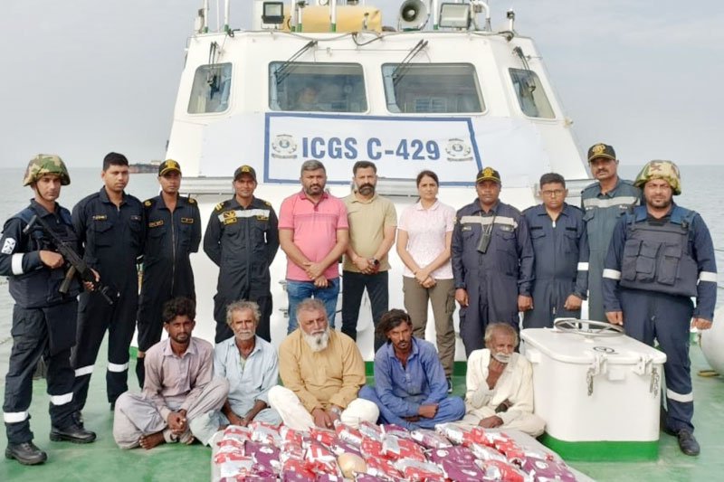 پاکستانی کشتی سے 350 کروڑ روپے کی ہیروئن ضبط، 6 گرفتار