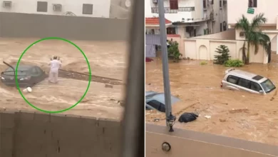 جدہ: سیلابی پانی میں پھنسے شخص کی نماز کی ویڈیو توجہ کا مرکز