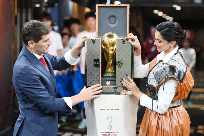 دیپیکا پڈکون نے فائنل سے قبل فیفا ورلڈ کپ ٹرافی کی نقاب کشائی کی