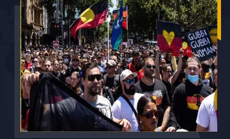 آسٹریلیا میں قومی دن کے جشن کے خلاف لوگوں کا احتجاج