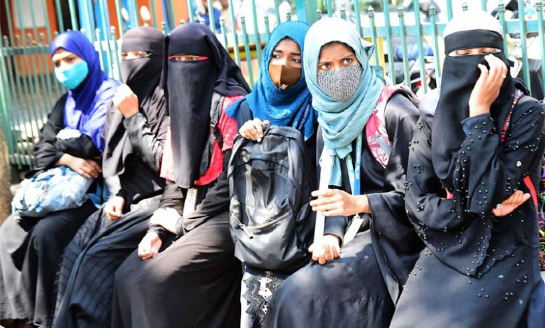 کرناٹک میں 700 مسلم لڑکیوں کو 2022 میں کلاسس میں داخل ہونے کی اجازت نہیں ملی