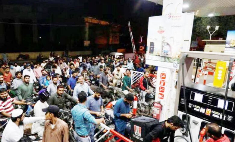 پاکستان میں پٹرول کی قیمت 249.80 روپئے فی لیٹر