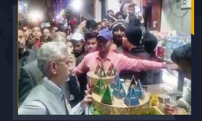 وزیر خارجہ نے اندور میں پان کا لطف اٹھایا