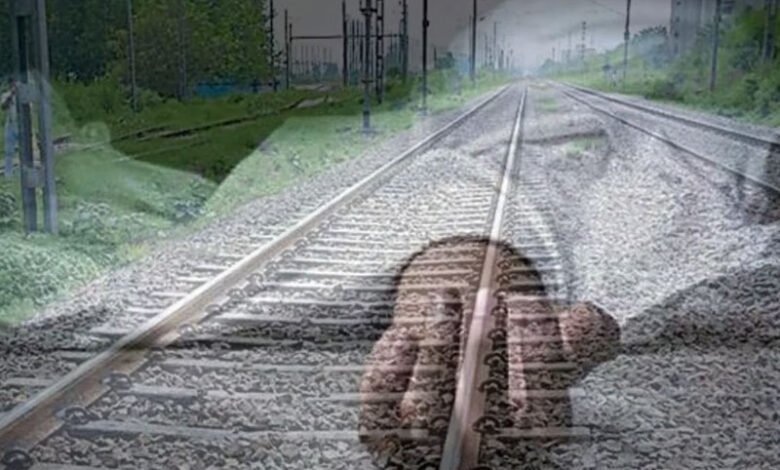 ٹرین کے آگے چھلانگ لگاکر 3 افراد نے خودکشی کرلی