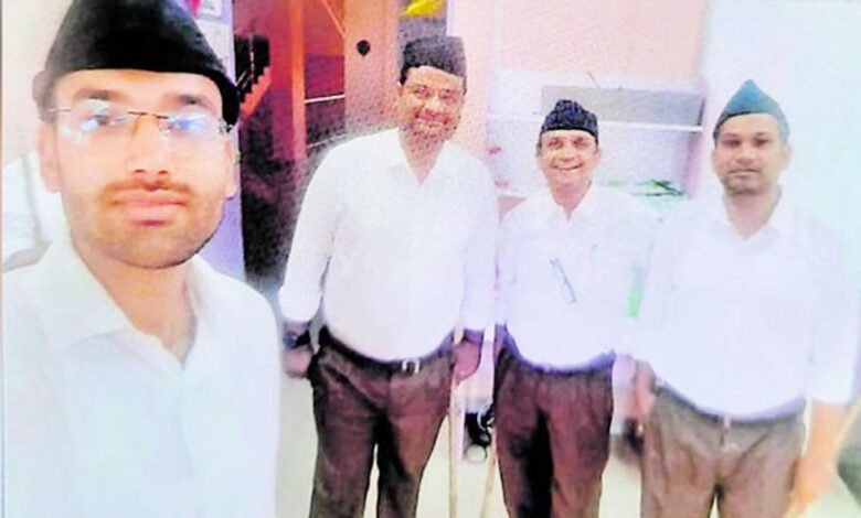 آر ایس ایس کے یونیفارم میں ملبوس 3 لکچررس کی تصویر پر تنازعہ