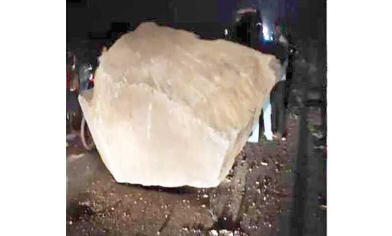 ٹرک سے گرینائٹ بلاکس آٹو پر گرپڑے،3 افراد ہلاک