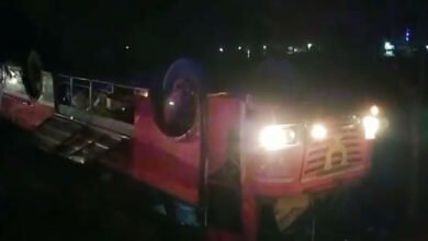 ونپرتی میں بس اُلٹ گئی، 15 مسافرین زخمی