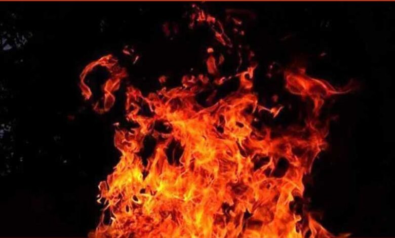 مادنا پیٹ میں نامعلوم شخص نے 4 گاڑیوں کو آگ لگادی