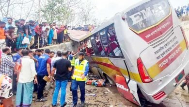 بنگلہ میں بس کھائی میں گر گئی، 17 افراد ہلاک