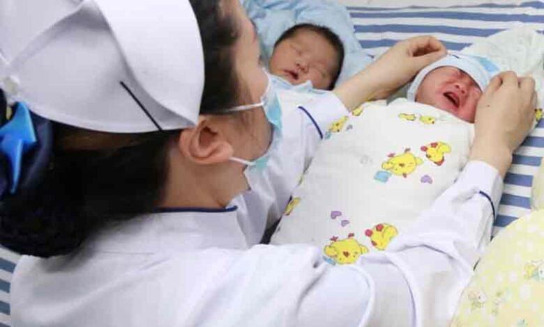چین میں شرح پیدائش میں اضافہ کیلئے کنواری خواتین کے بیضے منجمد کرنے کی تجویز