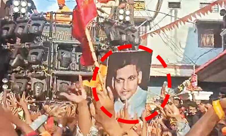 حیدرآباد میں رام نومی جلوس، شوبھا یاترا کے دوران مہاتما گاندھی جی کے قاتل گوڈ سے کا پورٹریٹ ڈسپلے کیاگیا