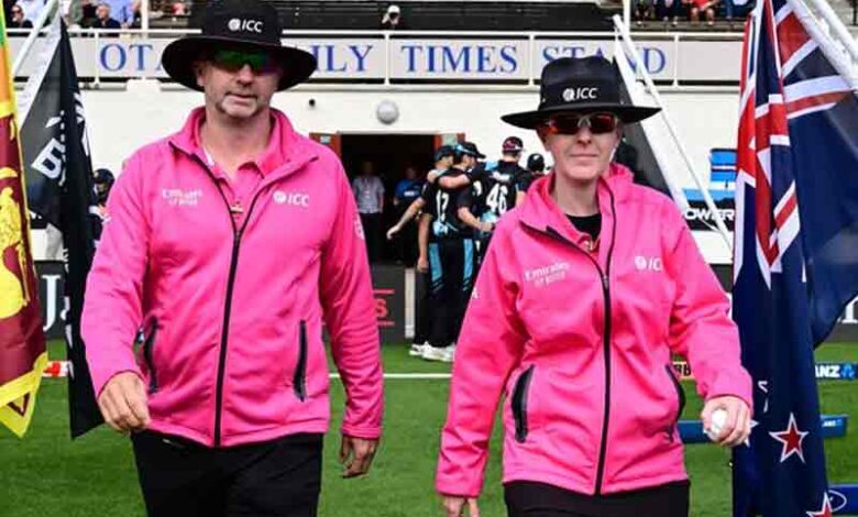 کم کاٹن‘ مینس کرکٹ میں امپائرنگ کرنے والی پہلی خاتون