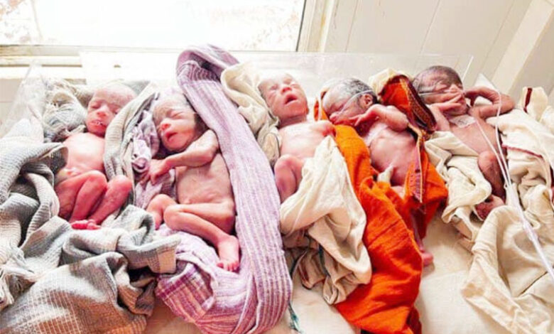 ایک خاتون نے 5 بچیوں کو جنم دیا