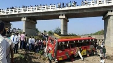 کھرگون میں بڑا حادثہ، بس کے پل سے نیچے گرنے سے 15 افراد ہلاک