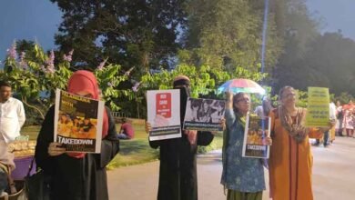 ٹینک بنڈ پر خاتون ریسلرس کی تائید میں احتجاج