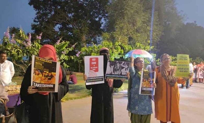 ٹینک بنڈ پر خاتون ریسلرس کی تائید میں احتجاج