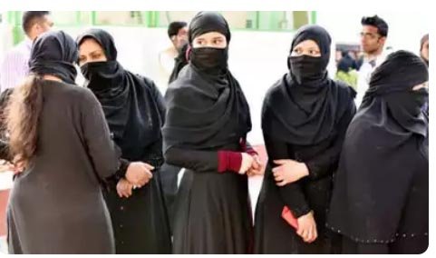 برقعہ پوش لڑکیاں غیر مسلم لڑکوں کے ساتھ، اعتراض پر مقدمہ درج