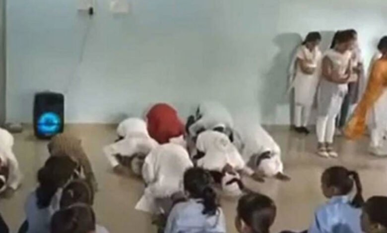 گجرات کے اسکول میں ہندو طلبہ کو 'نماز' پڑھنے کے لیے کہنے پر تحقیقات کا حکم دیا گیا ہے۔