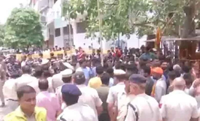 دہلی میں مندر کا غیر مجاز حصہ منہدم پولیس اور مقامی افراد میں جھڑپ