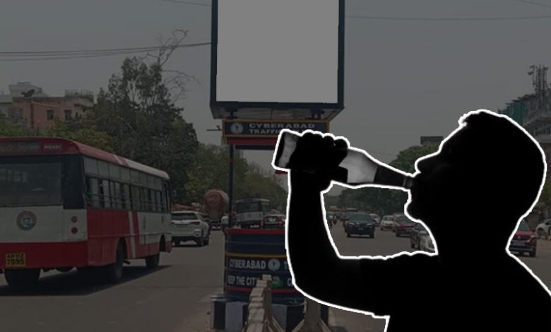 ٹریفک پولیس کی سڑک پر لگی چھتری میں بیٹھ کر دوافرادنے شراب نوشی کی