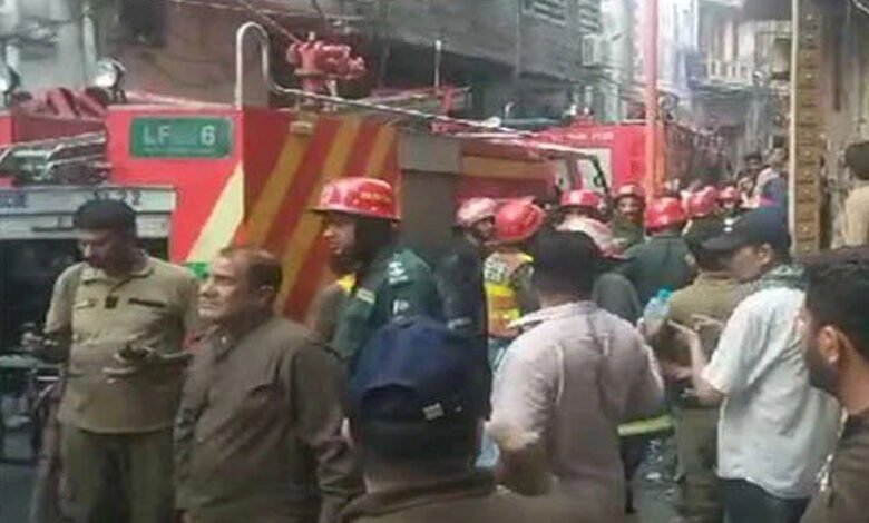 لاہور: مکان میں آگ لگنے سے ایک ہی خاندان کے 10 افراد جاں بحق