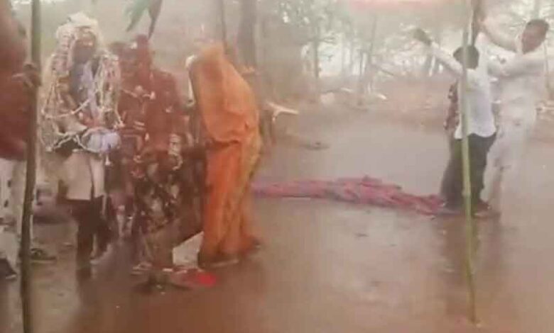 جوڑے کی شدید بارش میں پھیروں کی ویڈیو وائرل