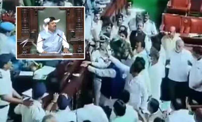 رکن اسمبلی نے بل کی کاپیاں ڈپٹی اسپیکر کے منہ پر پھینکیں