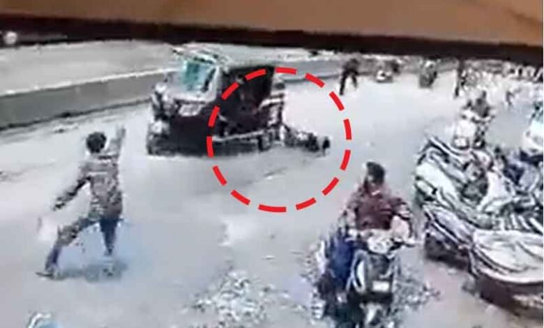 ویڈیو: آٹو رکشا نے خاتون کو 10 میٹرس تک گھسیٹا