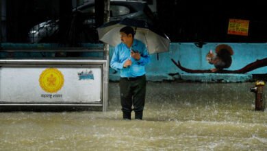 ممبئی میں طوفانی بارش سے عام زندگی مفلوج