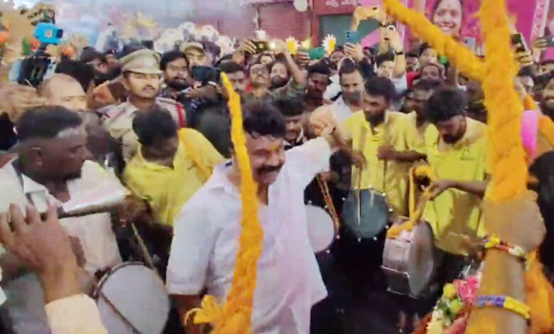 بونال تہوار، تلنگانہ کے وزیر سرینواس یادو نے رقص کیا (ویڈیو وائرل)