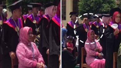 طالب علم نے چلچلاتی دھوپ میں بیٹھی ماں پر گریجویشن کیپ سے سایہ کرکے دل جیت لیے