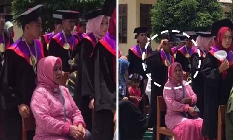 طالب علم نے چلچلاتی دھوپ میں بیٹھی ماں پر گریجویشن کیپ سے سایہ کرکے دل جیت لیے