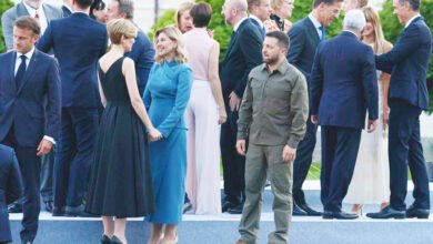 یوکرینی صدر کی محفل میں بھی تنہا کھڑے ہونے کی تصویر وائرل