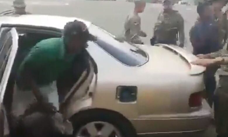 کار میں 20 افراد سوار، 5 افراد ڈکی میں بند (ویڈیو وائرل)