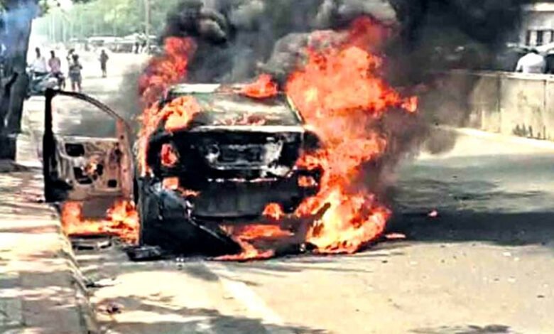 حیدرآباد: چلتی کار میں آگ لگ گئی