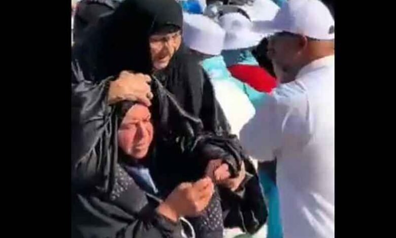 بوڑھی ماں کو کندھے پر اٹھا کر مسجد نبویﷺ لانے والی خوش قسمت بیٹی (ایمان تازہ کردینے والی ویڈیو دیکھیں)