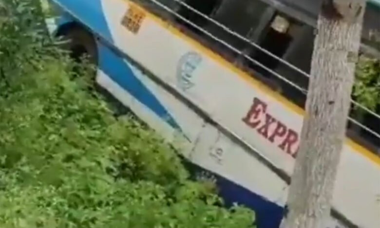 کورٹلہ میں آر ٹی سی بس حادثہ کا شکار، دو بائیک سوار شدید جبکہ کئی مسافرین معمولی زخمی (ویڈیو)