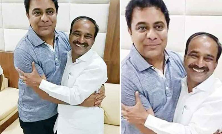 ای راجندر اور کے ٹی آر ایک دوسرے سے بغلگیر