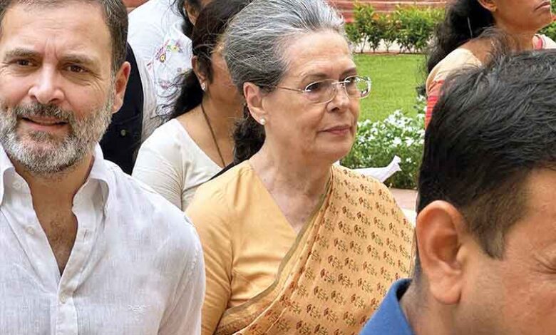 راہول گاندھی کا پارلیمنٹ واپسی پر گرمجوشی سے خیرمقدم