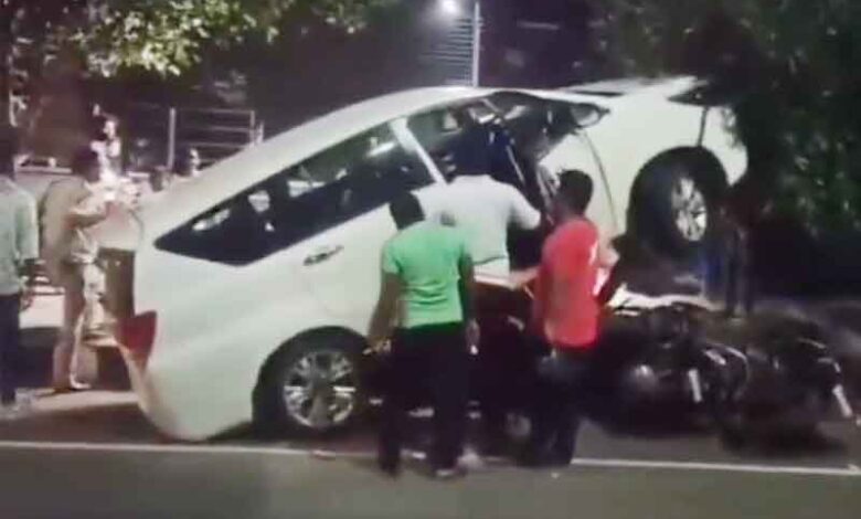 خاتون نے ایس یووی کو پارک ٹووہیلرس پر چڑھا دی