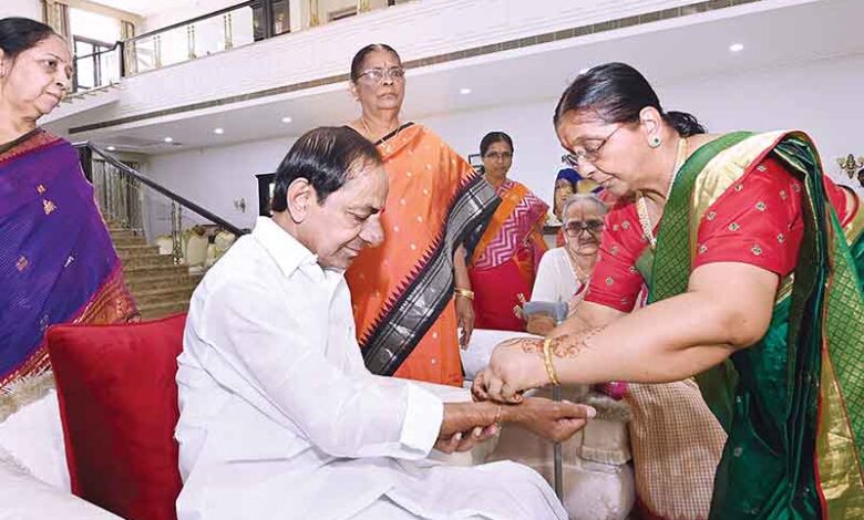 چیف منسٹر کے سی آر کو بہنوں نے راکھی باندھی
