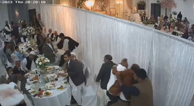 گوشت کے ٹکڑے نہ ملنے پر شادی کی تقریب کو مہمانوں نے اکھاڑہ بنادیا (دلچسپ ویڈیو)