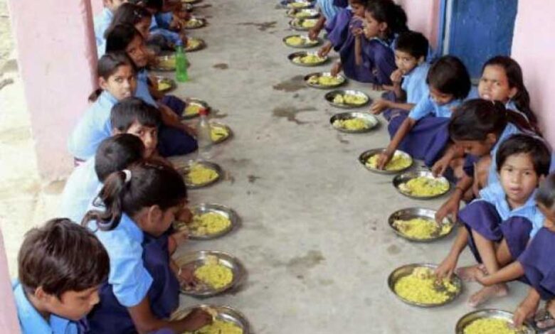 سرکاری اسکول میں دلت باورچن کاپکوان کھانے سے طلبا کا انکار