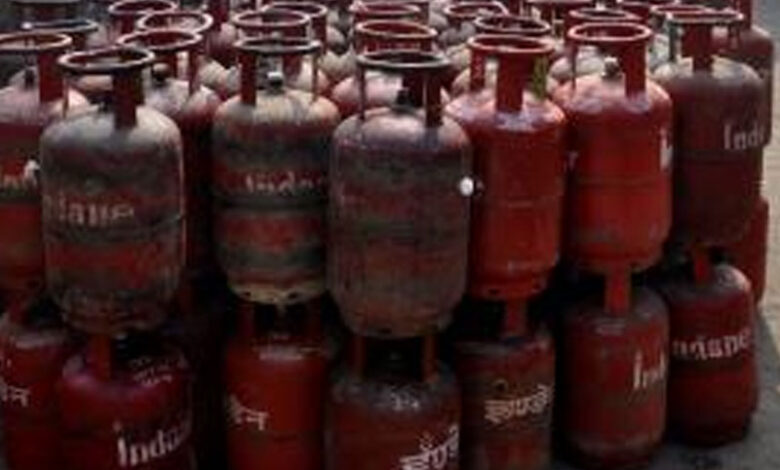 گھر میں رکھے ایک درجن گیس سلنڈروں میں دھماکہ