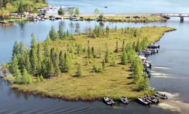 کشتیوں کے ذریعے کھینچ کر ساحل سے دور کیا جانے والا کئی ایکڑ وسیع جزیرہ