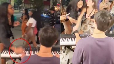 خاتون نے اسٹریٹ پرفارمر کا پیانو پھینک دیا اور پیسے چھین لیے (ویڈیو)