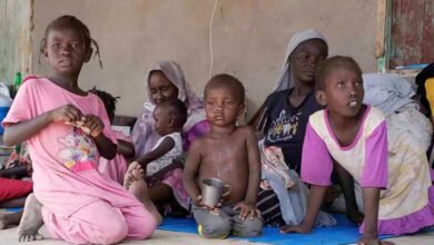 سوڈان میں والدین بچوں کو گھاس اورکیڑے کھلانے پرمجبور