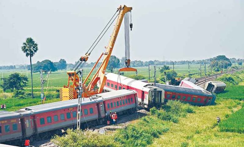 بکسر ٹرین حادثہ کی اعلیٰ سطحی تحقیقات کا حکم۔ کئی ٹرینوں کا رخ موڑدیاگیا